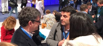 José Luis Fontaniella conversando con el Ministro de Industría y Energía, Álvaro Nadal, durante el 18 Congreso Nacional del Partido Popular