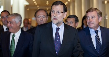 Mariano Rajoy con José Manuel Barreiro a su llegada al Senado 