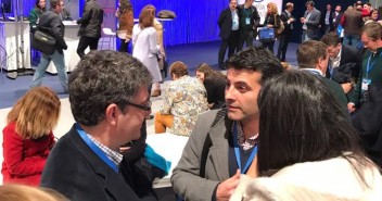 José Luis Fontaniella conversando con el Ministro de Industría y Energía, Álvaro Nadal, durante el 18 Congreso Nacional del Partido Popular