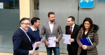 José Luis Fontaniella con el coordinador, Álvaro Queipo Somoano, y los miembros de la Ponencia Asturias Siglo XXI. Retos y oportunidades