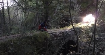 El Presidente del Partido Popular, comprobando el último desprendimiento en el puente