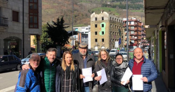 El Partido Popular de Cangas junto al Diputado Matias Rodríguez Feito en la recogida de firmas