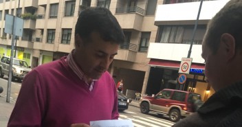 José Luis Fontaniella recibe las 180 firmas, recogidas por los vecinos de la Parroqui