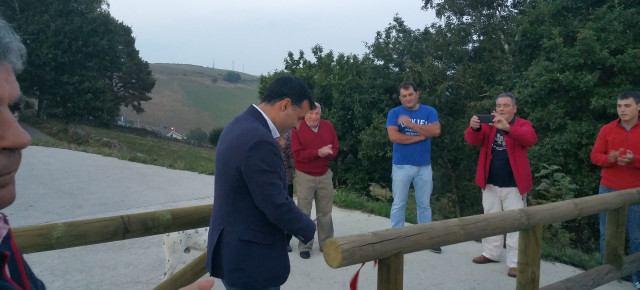 José Luis Fontaniella corta una cinta en la inauguración de la Plaza de Escrita