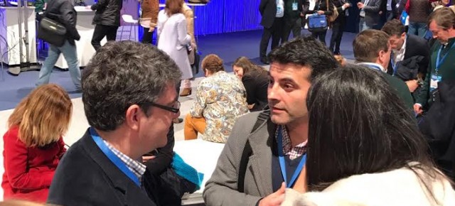 José Luis Fontaniella conversando con el Ministro de Industría y Energía, Álvaro Nadal, durante el 18 Congreso Nacional del Partido Popular