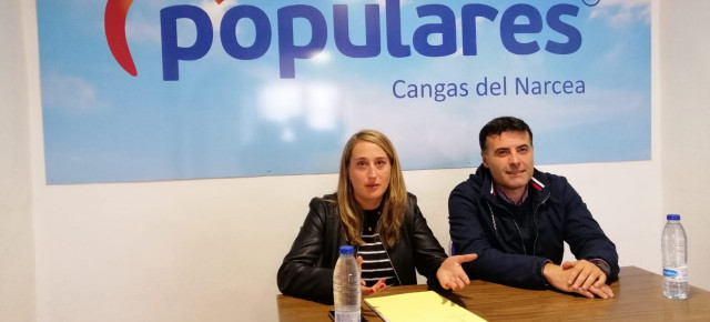 La diputada por el occidente, Cristina Vega Morán, junto con el portavoz y presidente del partido popular cangués, Jose Luis Fontaniella 