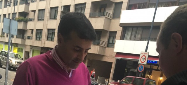 José Luis Fontaniella recibe las 180 firmas, recogidas por los vecinos de la Parroqui