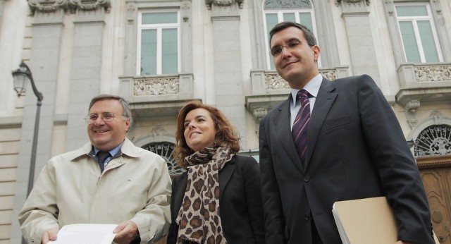 Soraya Sáenz de Santamaría junto a José Luis Ayllón y Arturo García Tizón en el Tribunal Supremo